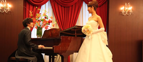 グランドピアノで生演奏もでき、ロマンチックな演出も可能です。